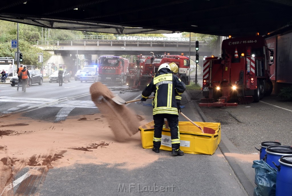 LKW blieb unter Bruecke haengen Koeln Ehrenfeld Innere Kanalstr Hornstr P363.JPG - Miklos Laubert